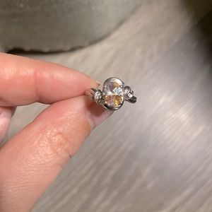 Lucky Stone ring. SZ 7. 925 sterling silver. EUC